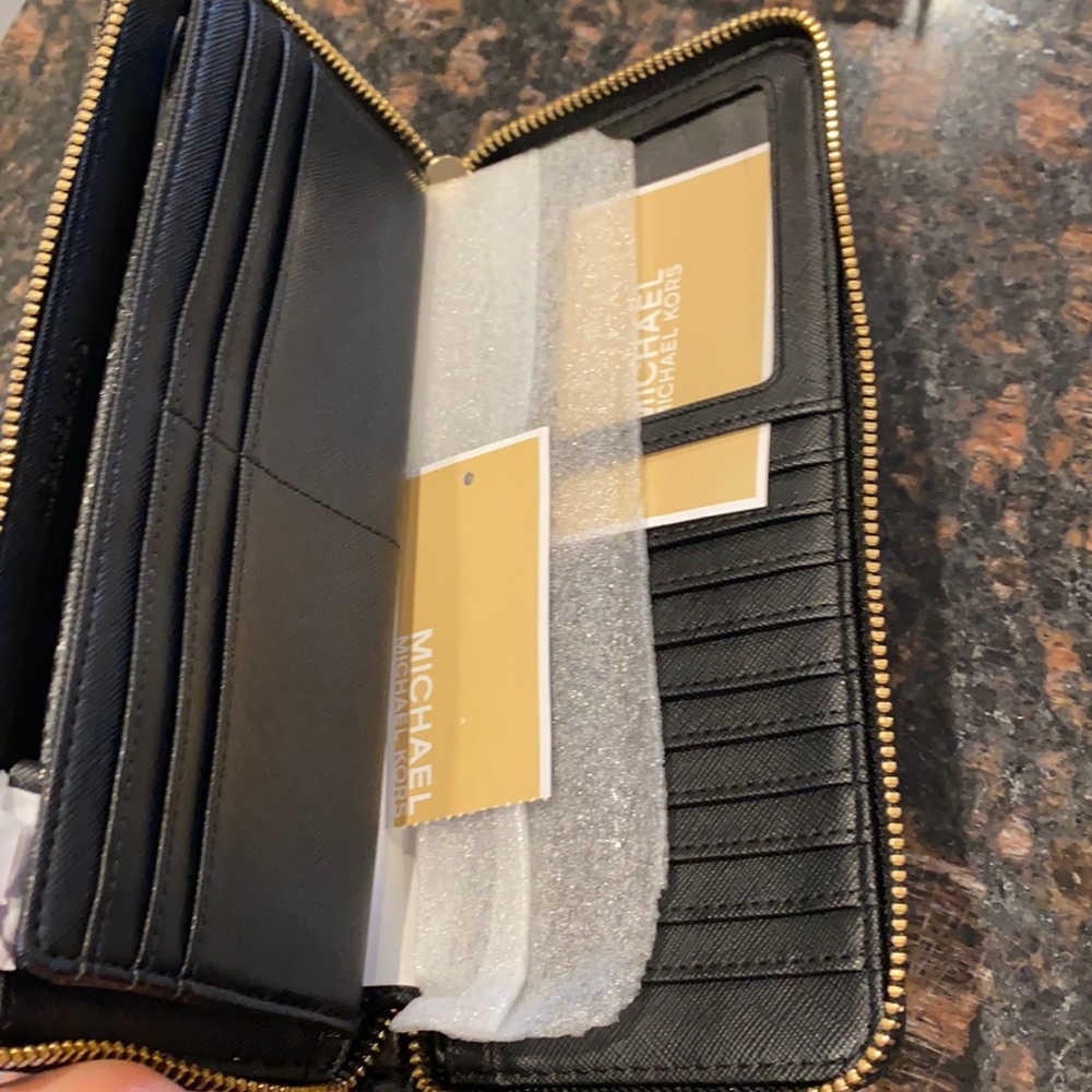 Brand new Michael Kors Wallet. Never used. Received as a gift and don’t like it.